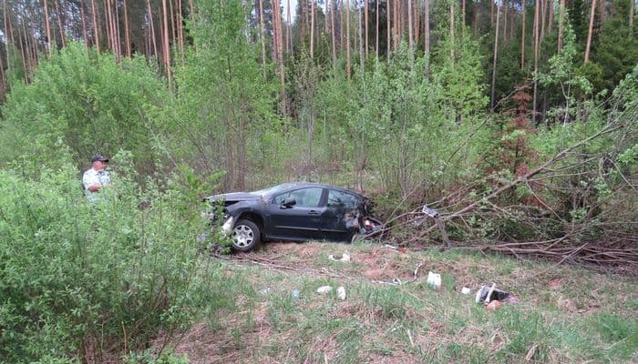 Мужчина на «Пежо» улетел в кювет: ему потребовалась госпитализация