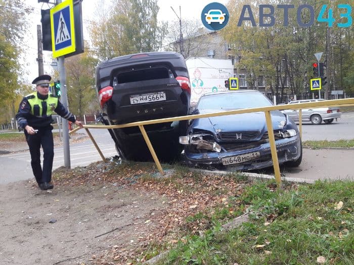 В Кирове на перекрестке Пугачева и Некрасова произошло жесткое ДТП