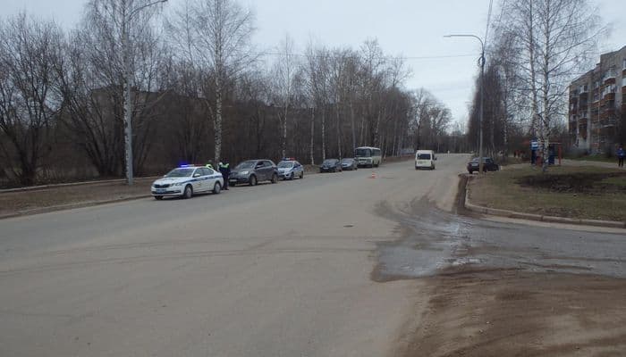 Из-за неудачного манёвра пенсионерки на кроссовере пострадала 8-летняя девочка