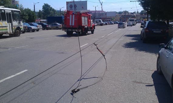 На Октябрьский проспект упал высоковольтный провод