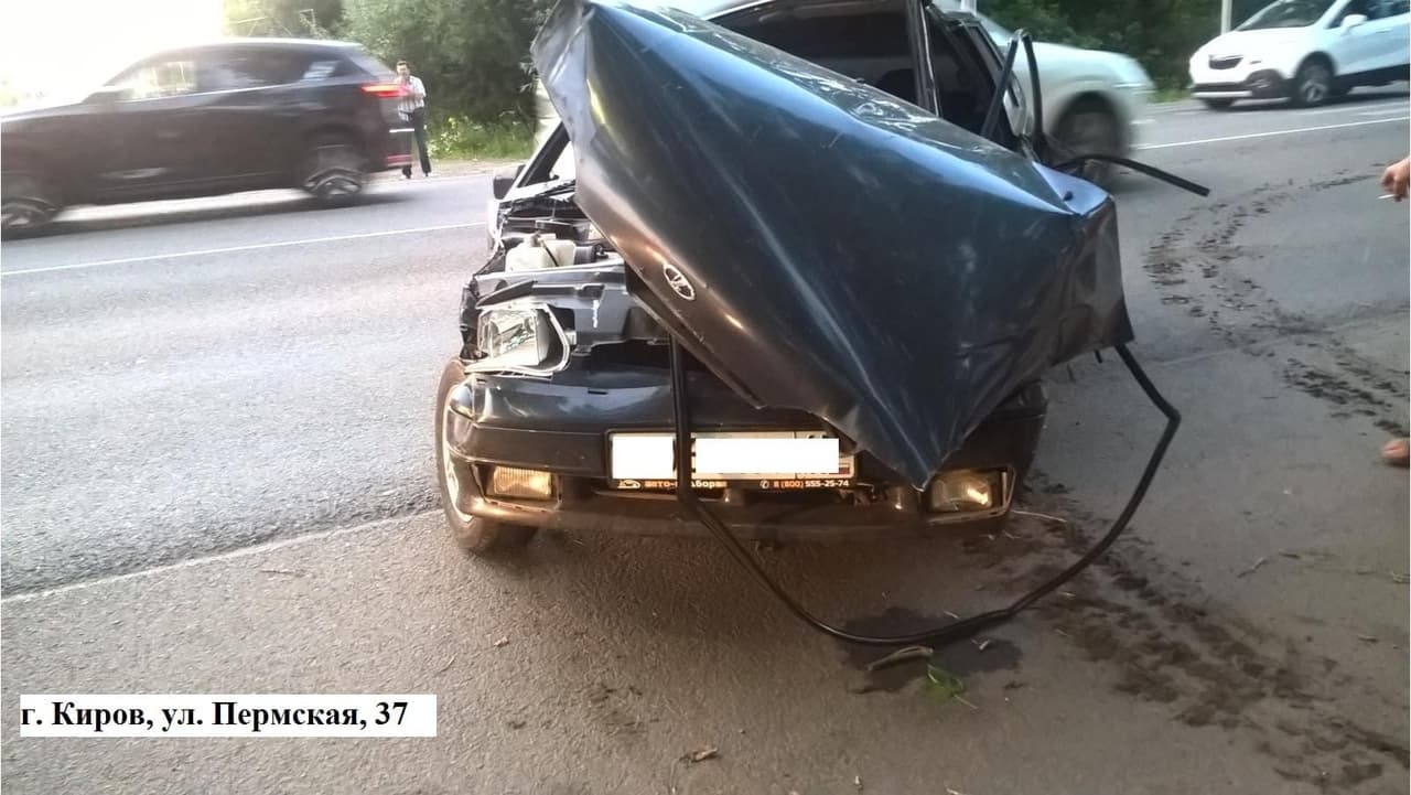В Кирове автомобиль вылетел в кювет и врезался в дерево