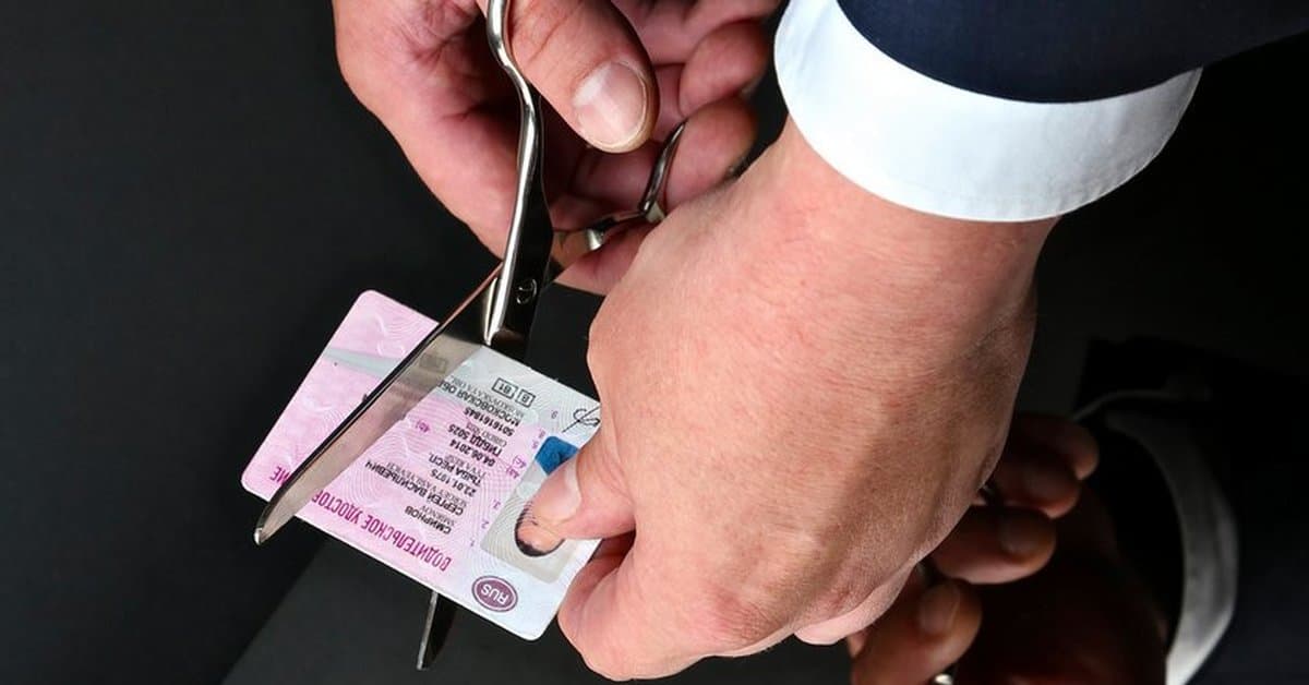 В Кирове возбуждены уголовные дела из-за получения прав на автомобиль наркоманами и алкоголиком