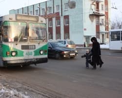 Пешеходный переход у Троллейбусного парка: как перейти дорогу?