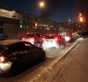Утро началось с двухкилометровой пробки на Октябрьском