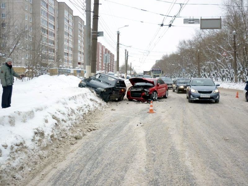 На Производственной «Логан» протаранил «Ауди»