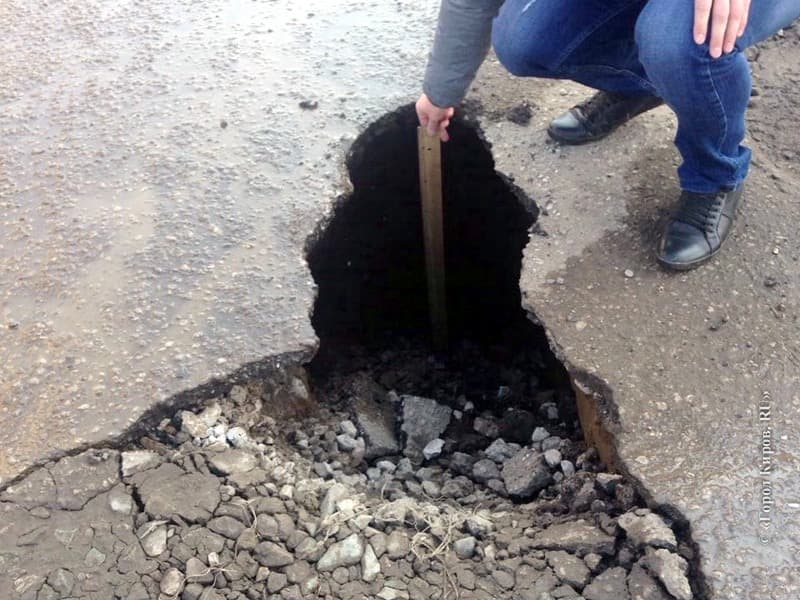 Осторожно! На перекрестке улиц Свободы и Блюхера провалился асфальт