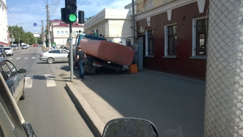 У кинотеатра «Смена» грузовик провалился под асфальт на тротуаре