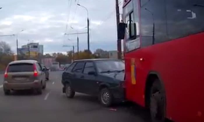 На Воровского лоб в лоб столкнулись «девятка» и автобус