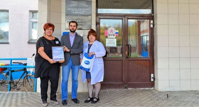 Сотрудники ТСК «Мотор» поздравили жителей с международным Днем пожилых людей