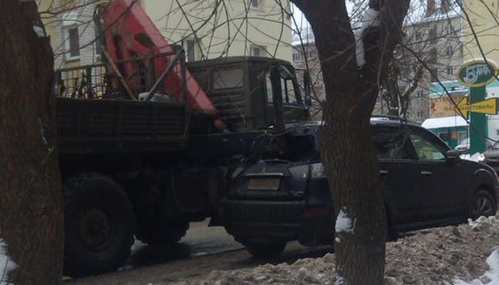 На Хлыновской грузовик «уценил» два автомобиля 