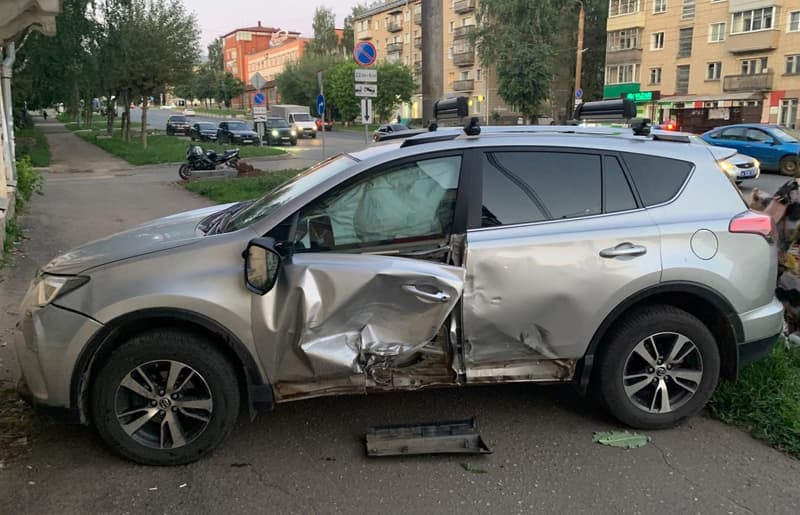 В Кирове иномарка столкнулась с мотоциклом и врезалась в здание