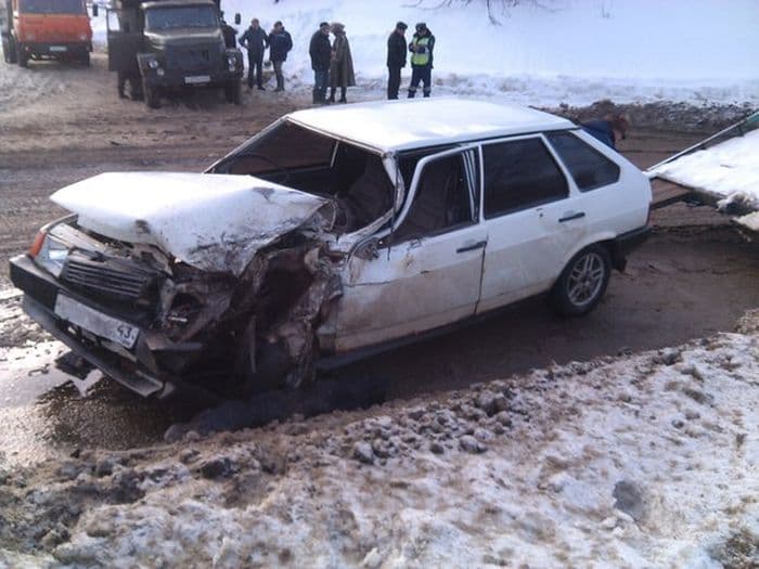 В Котельниче столкнулись «ЗИЛ» и «легковушка»