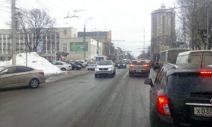 Троллейбус перегородил улицу Воровского на перекрестке с Карла Маркса