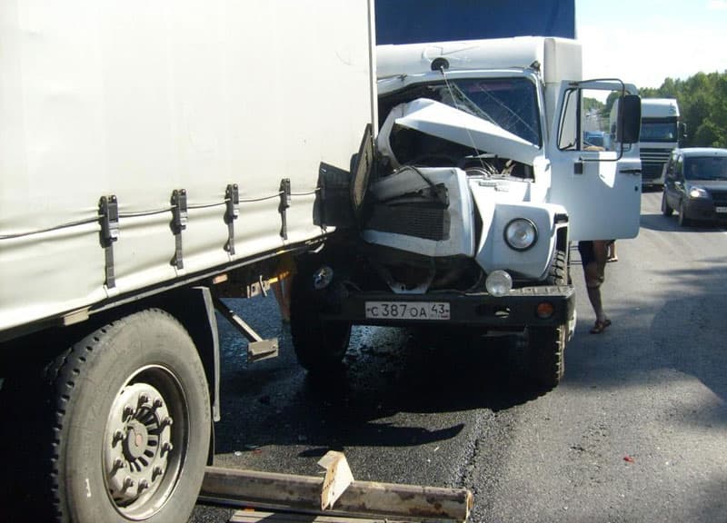 В Орловском районе грузовик врезался в припаркованную фуру 