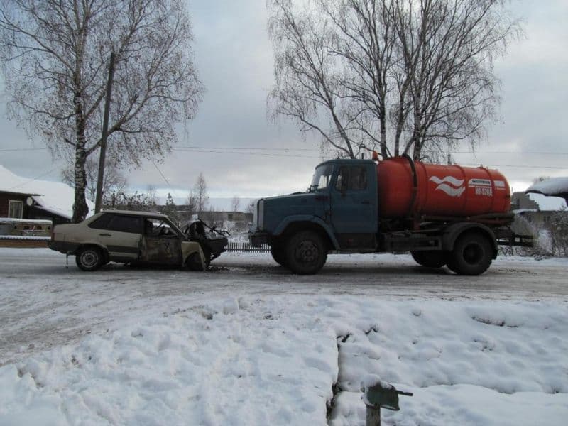 В поселке Ленинское КО-520Д врезался в «девяносто девятую»