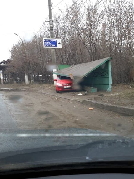 У авторынка «Хендай» въехал в остановку