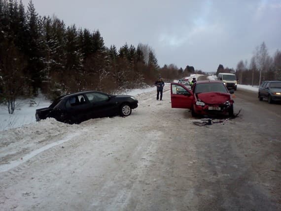 На трассе Киров-Советск столкнулись «Лада» и «Мицубиси»