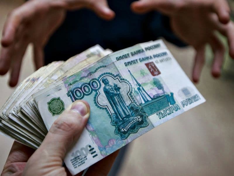 Бывший директор Вятавтодора получил взятку за покупку дорожной техники