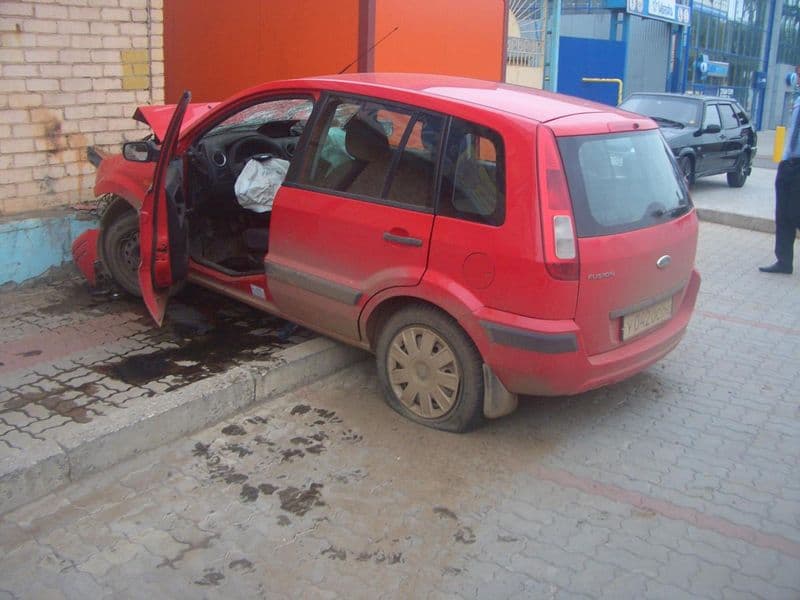 Водитель на Renault спровоцировал ДТП и скрылся