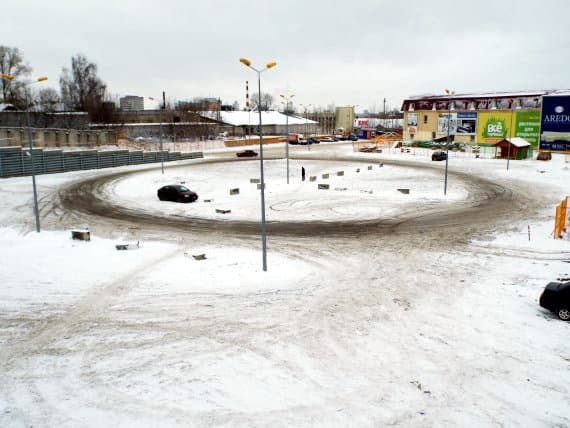 Гонки у «Jam Молл». Дирекция ТЦ установит на парковке бетонные блоки