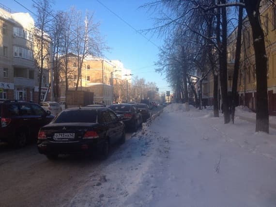 Автомобилисты паркуются под знаками, запрещающими парковку