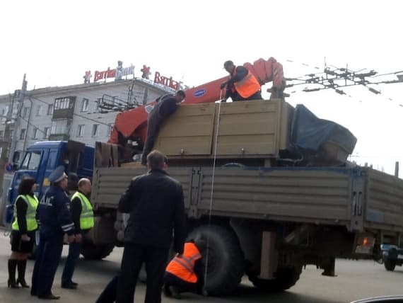 На Воровского и Октябрьском пробка из-за повреждения проводов