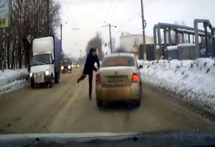 В Кирове буйный таксист «подрезал» водителя, разбил его телефон и скрылся