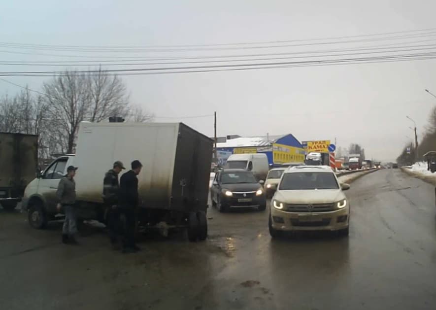 В Кирове водитель «Газели» на ходу потерял  колеса
