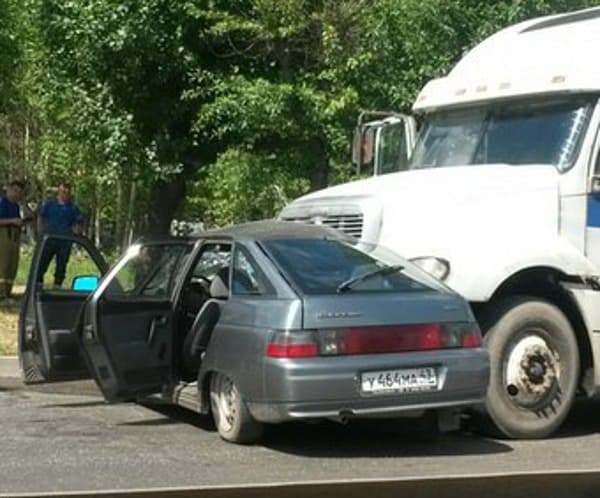 На перекрестке Производственной и Солнечной фура протаранила «двенадцатую»