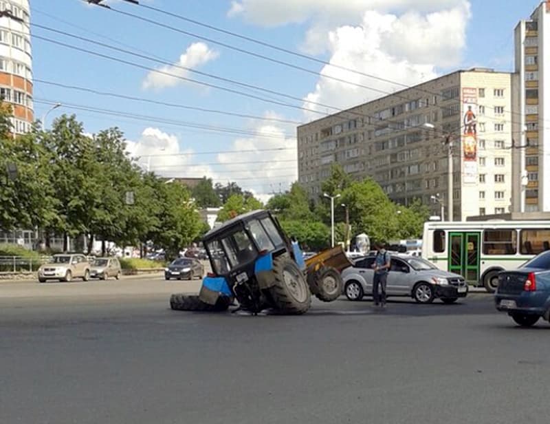 В Кирове у трактора отпало колесо