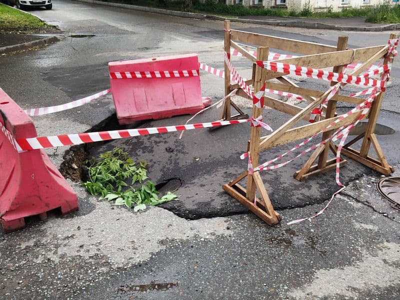 Провалился свежий асфальт на перекрестке Володарского и Орловской