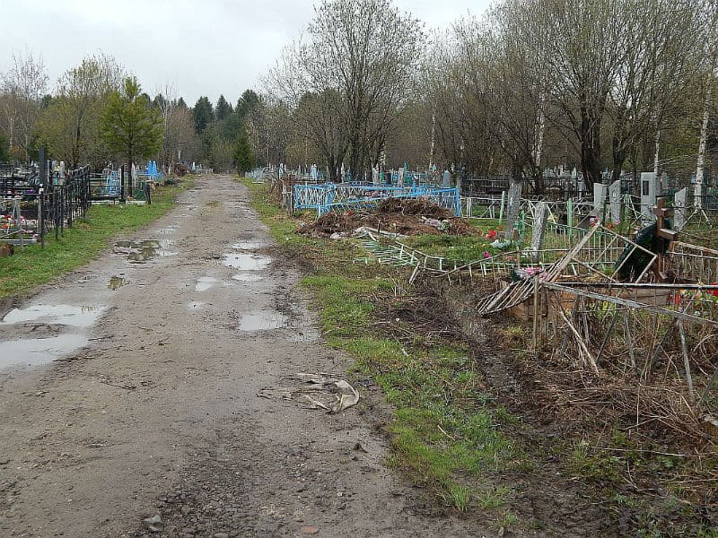 Пьяный водитель в Омутнинске прокатился по кладбищу и снес оградки 
