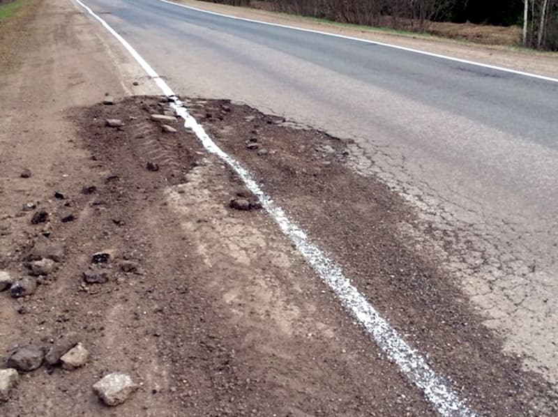В Сунском районе дорожную разметку рисуют прямо по ямам