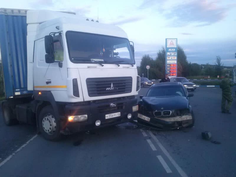 В Котельничском районе большегруз врезался в «БМВ»