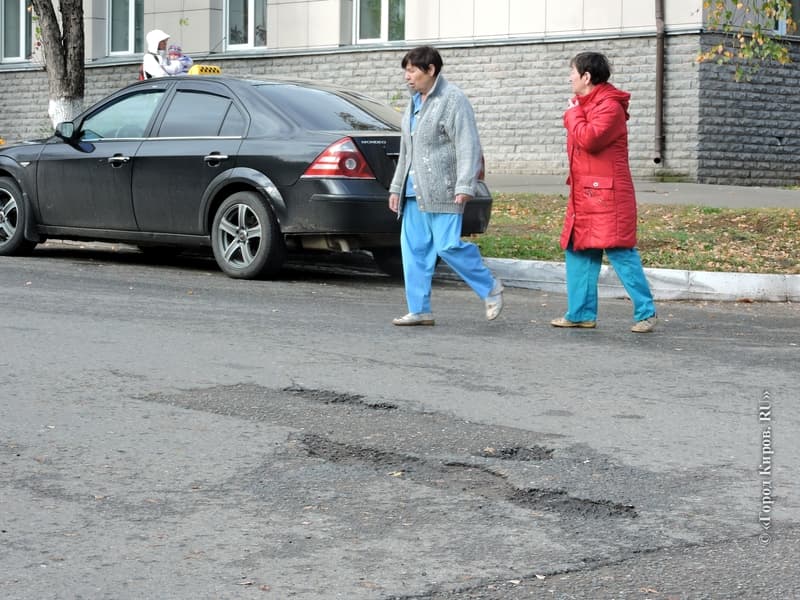 Ямочный ремонт кировских дорог: «заплаток» хватает на сезон