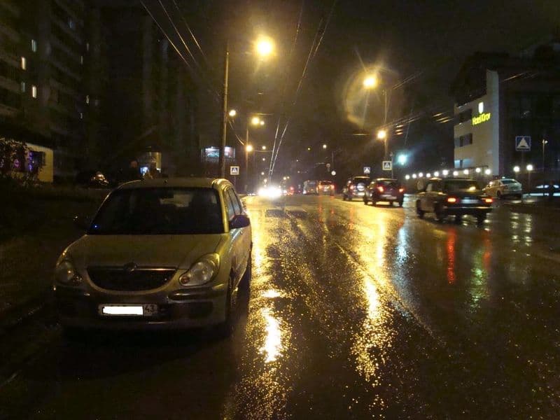 На Красина «Daihatsu» сбил девушку
