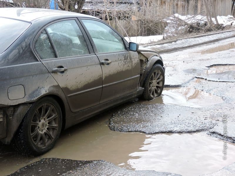 В Кирове активисты сами «залатают» дороги и раскрасят их в «дымку»