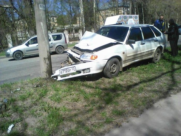 На Кирпичной «четырнадцатая» врезалась в опору ЛЭП