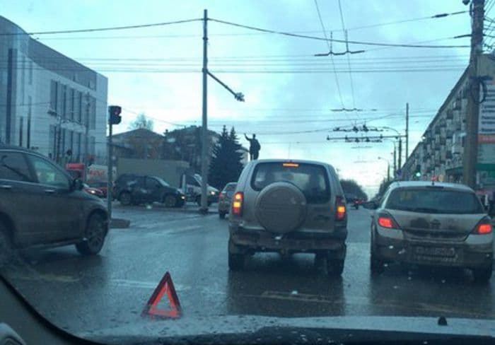 На Октябрьском проспекте столкнулись «Нива» и «девятка»