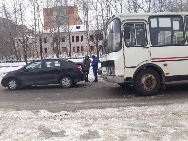 На Октябрьском проспекте столкнулись автобус и Chevrolet. Пробка