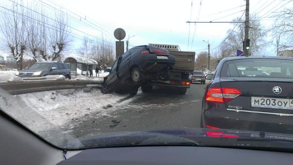 ДТП на Производственной: "Лада" врезалась в ограждение (ФОТО)