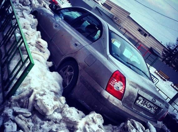 В Кирове «Хендай» «замуровали» под снежными глыбами