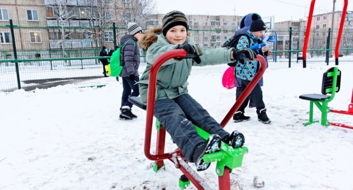 Уличные тренажеры школьникам – в подарок