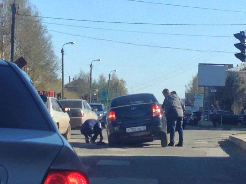 На улице Горького «Лада Гранта» провалилась в люк