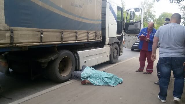 На Луганской дальнобойщика раздавила его собственная фура