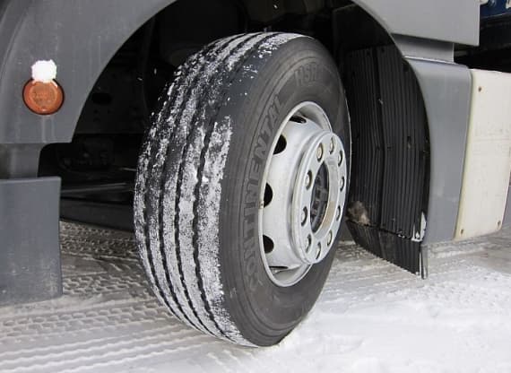 На трассе Киров-Пермь полиция помогла выбраться из кювета водителю МАНа