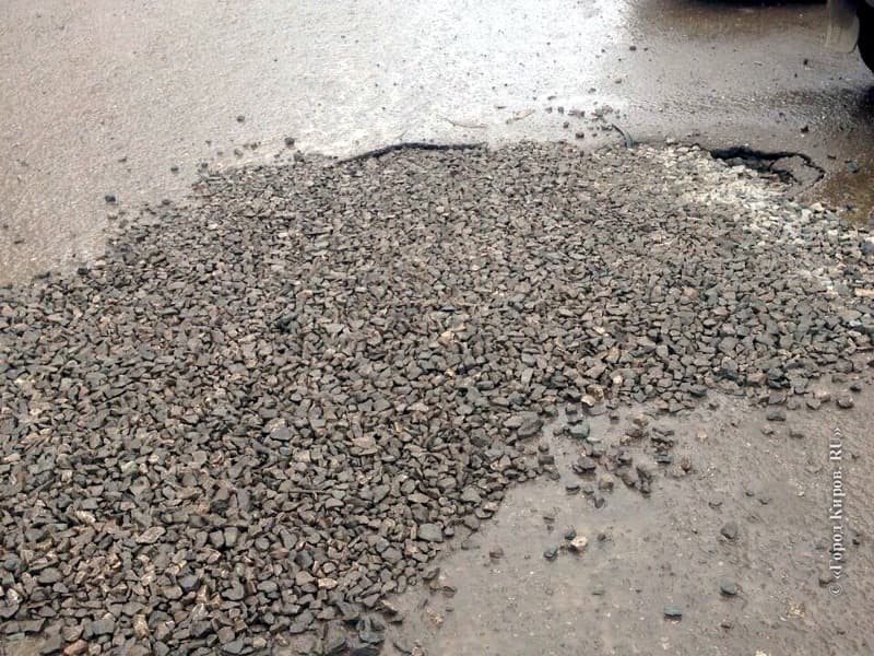 Полутораметровую яму на Блюхера — Свободы засыпали щебнем