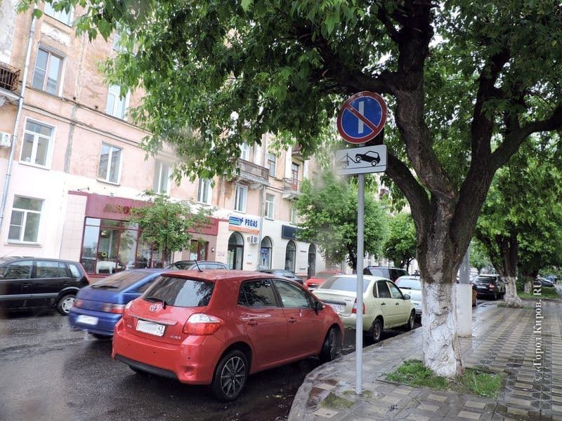 Надо привыкнуть? Водители оставляют машины под знаками, запрещающими парковку