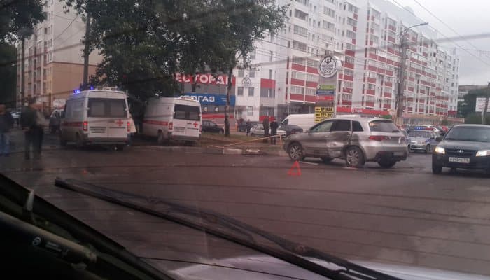 На Московской «скорая» врезалась в иномарку: пострадали 4 человека