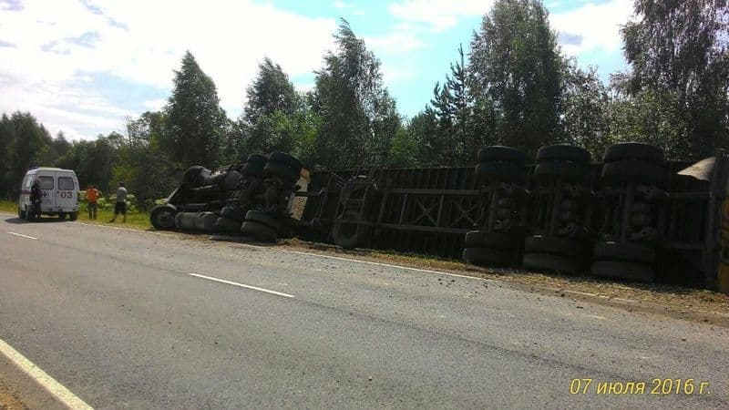 Молодой дальнобойщик перевернулся на фуре по дороге на Кострому